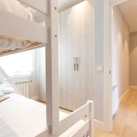 By Aston Apartment Guernica y Luno